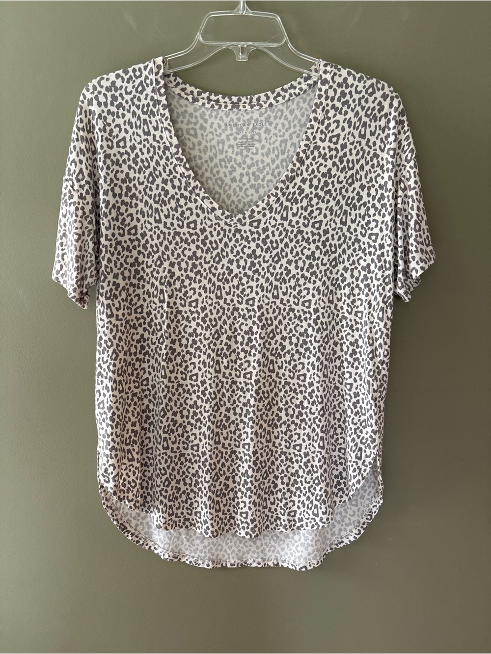 NWOT American Eagle Outfitters Short Sleeve V-Neck Leopard Print Top Size XS